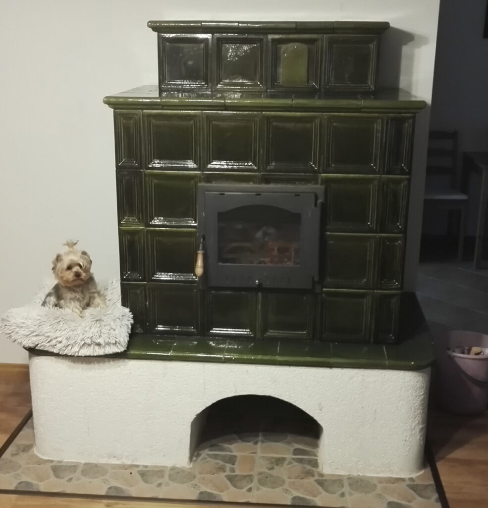 malá kachlová kamna s lavicí
